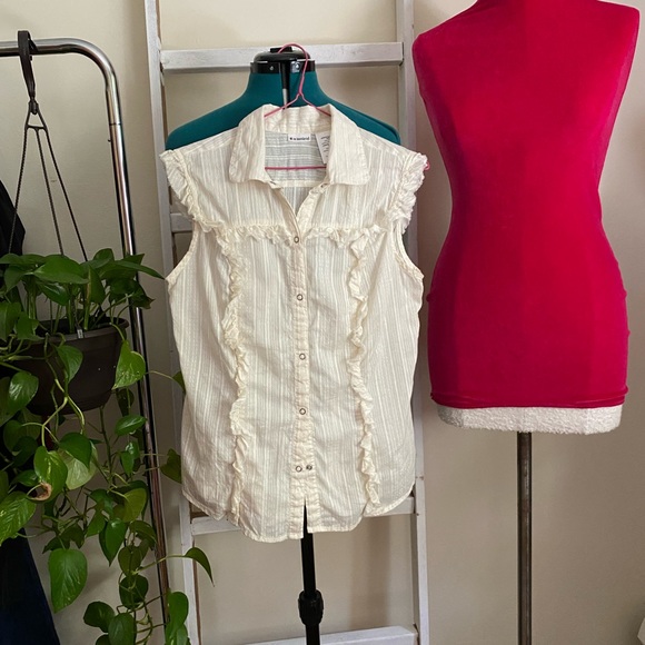 No Boundaries sleeveless button front ruffle top Small - Picture 5 of 6